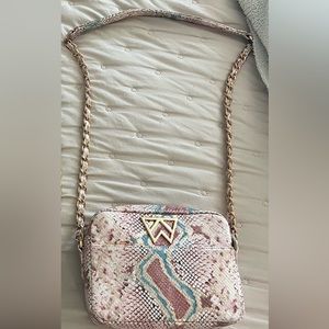 Kelly Wynne mini mingle cross body